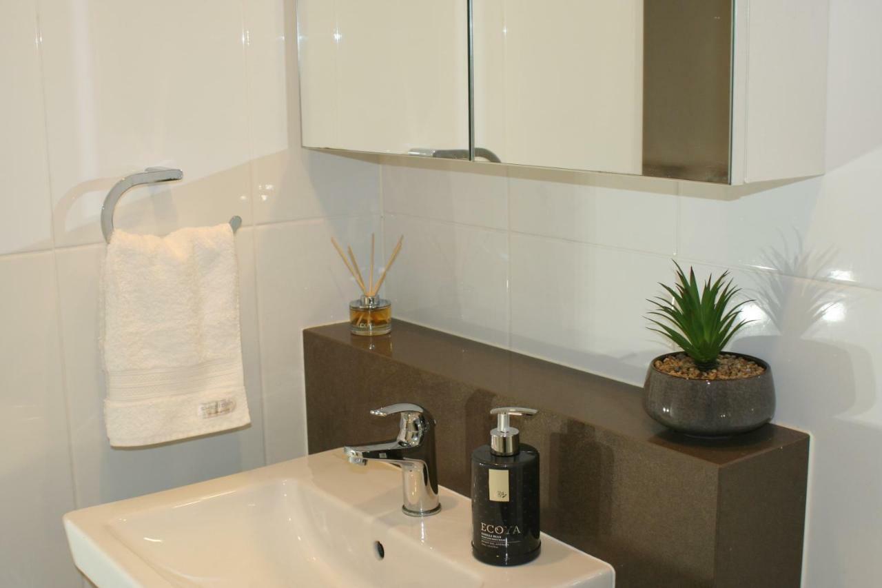 Governor Luxe 1 Bedroom Apartment In The Heart Of Barton Wifi Gym Wine Secure Parking Canberra Kingston Dış mekan fotoğraf
